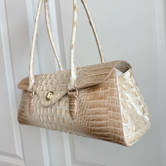 Elegant Crocodile Embossed Tan and Cream Handbag - Picture 4 of 6